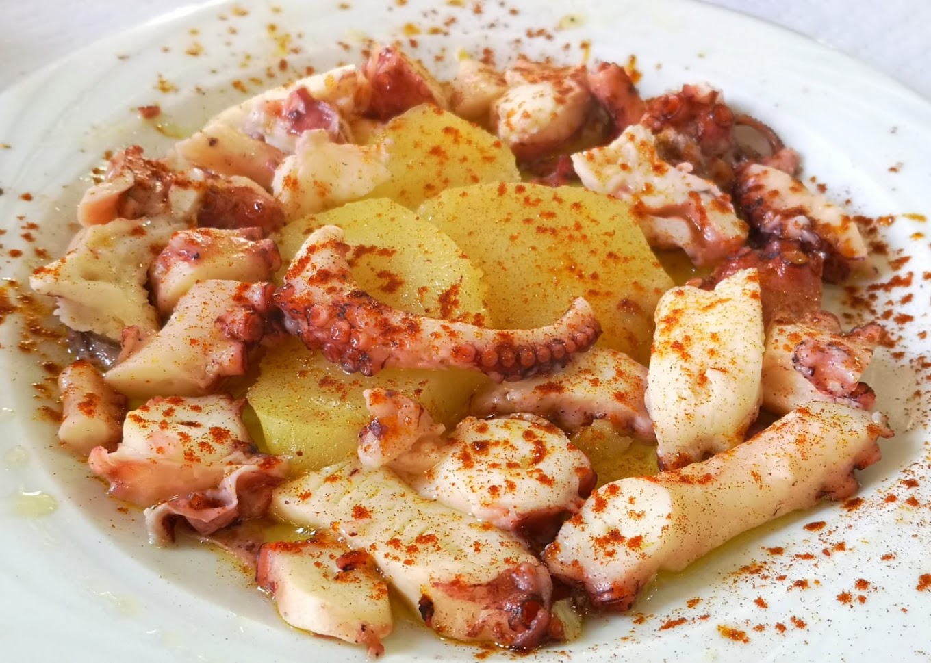 Plato de pulpo a la gallega con pimentón y aceite de oliva.